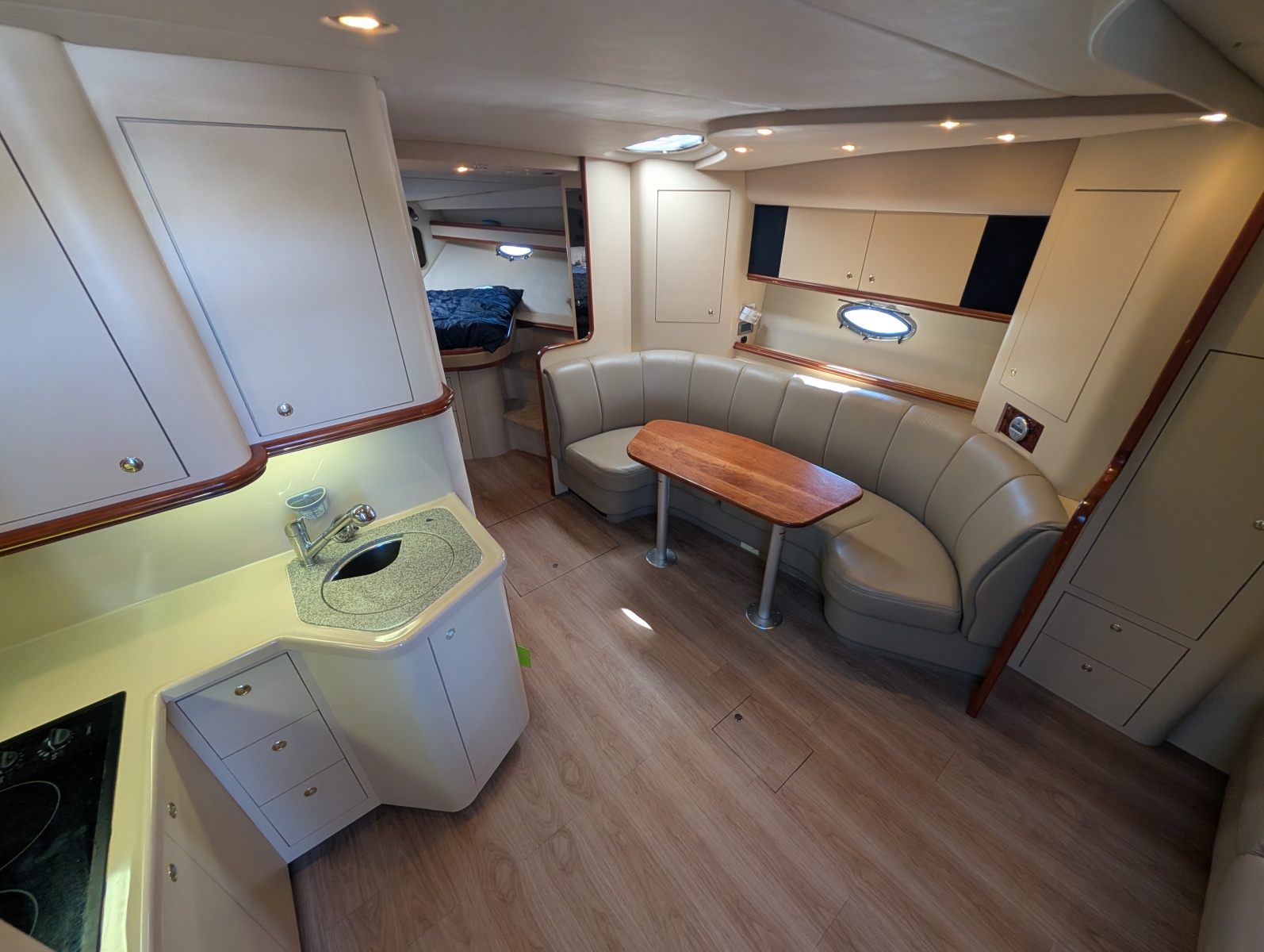 2002 Cruisers Yachts 3672 40