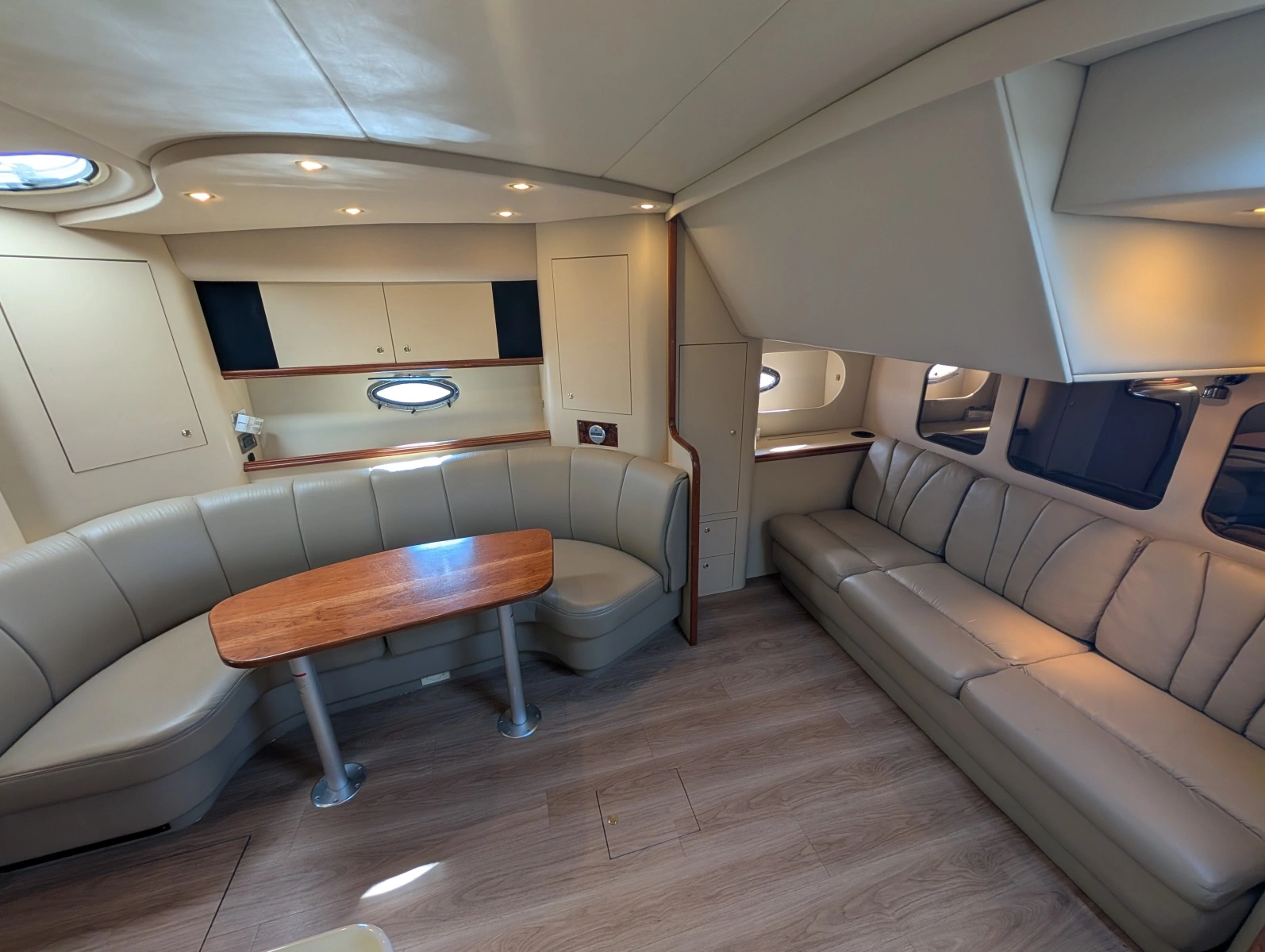 2002 Cruisers Yachts 3672 40