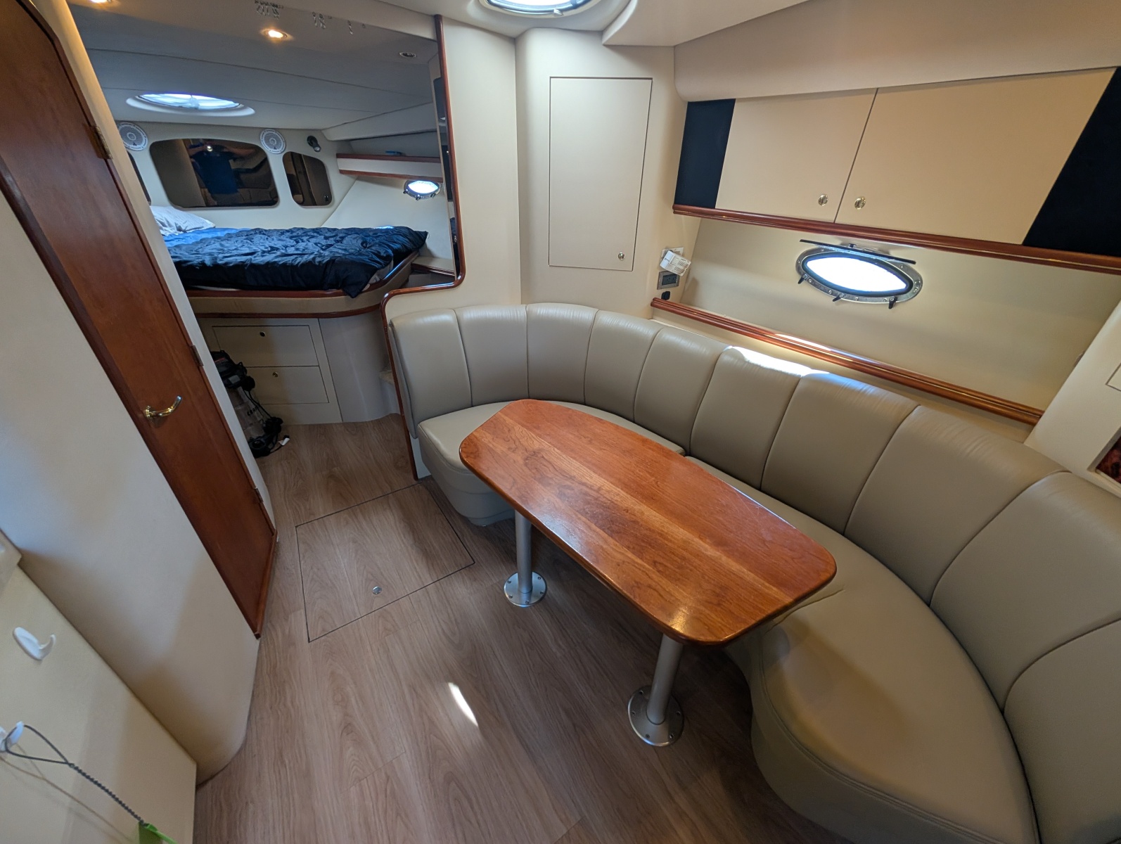 2002 Cruisers Yachts 3672 40