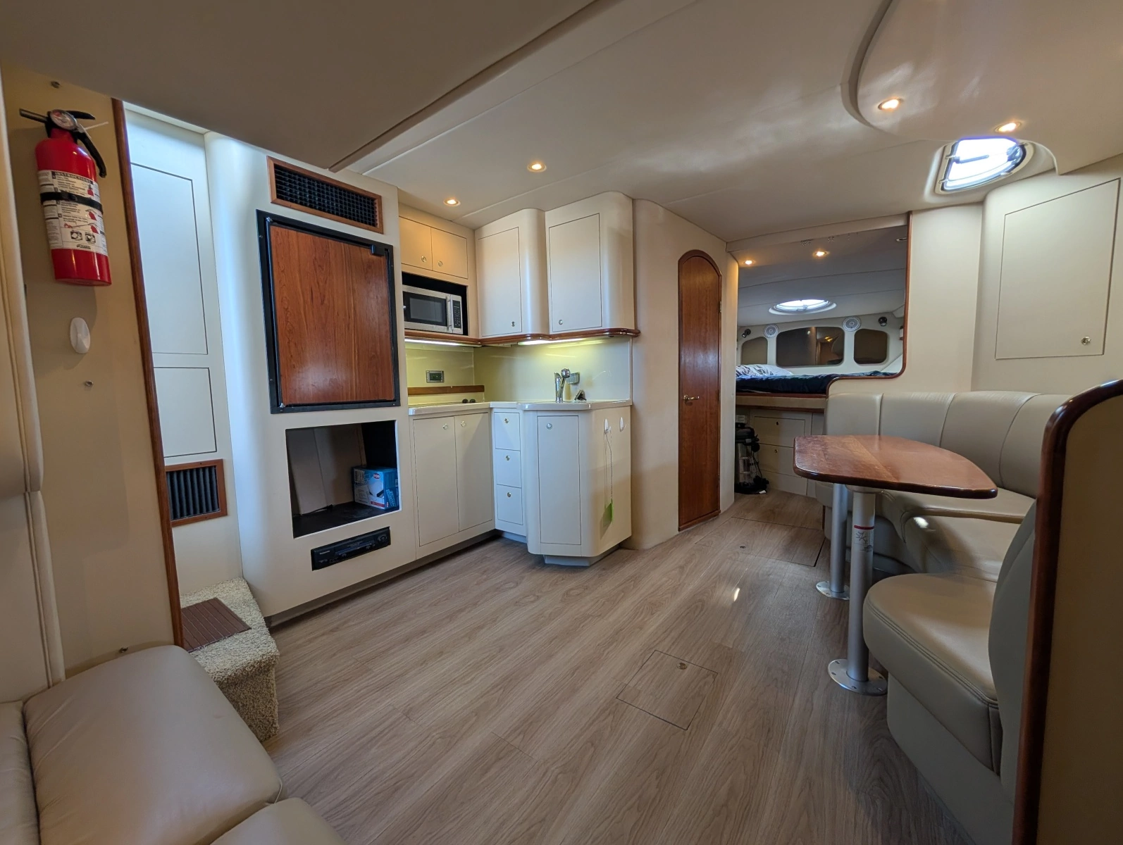 2002 Cruisers Yachts 3672 40