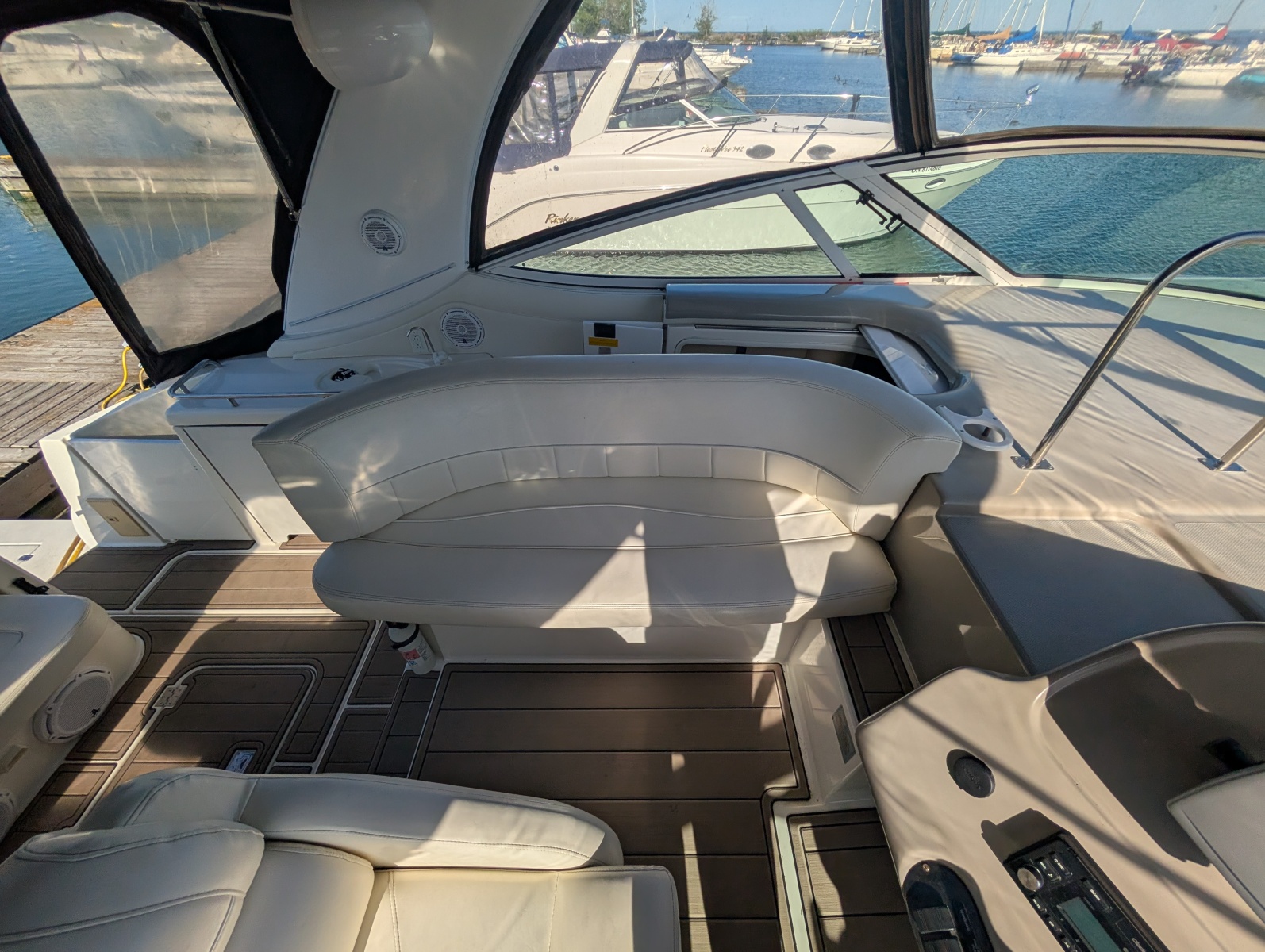 2002 Cruisers Yachts 3672 40