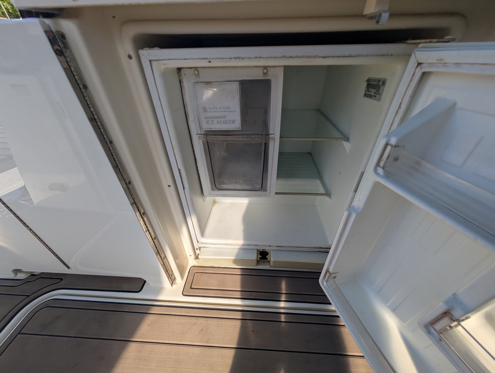 2002 Cruisers Yachts 3672 40