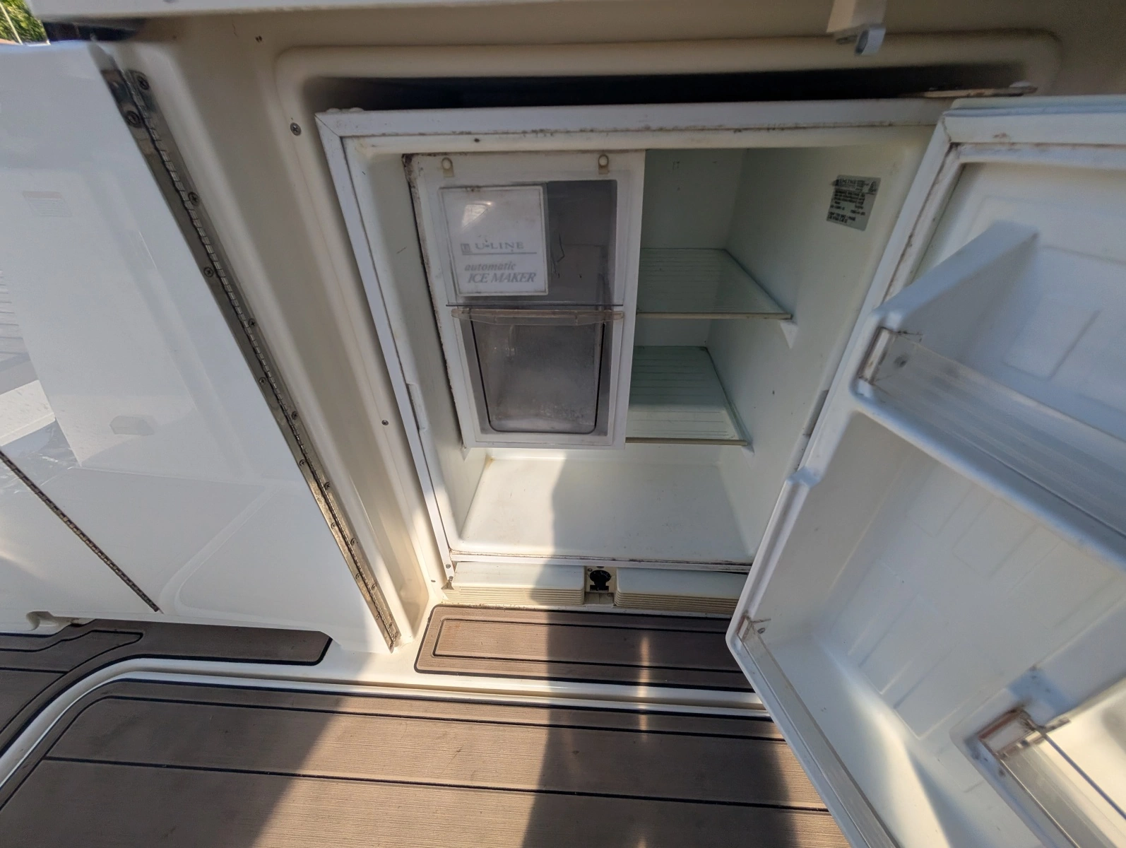 2002 Cruisers Yachts 3672 40