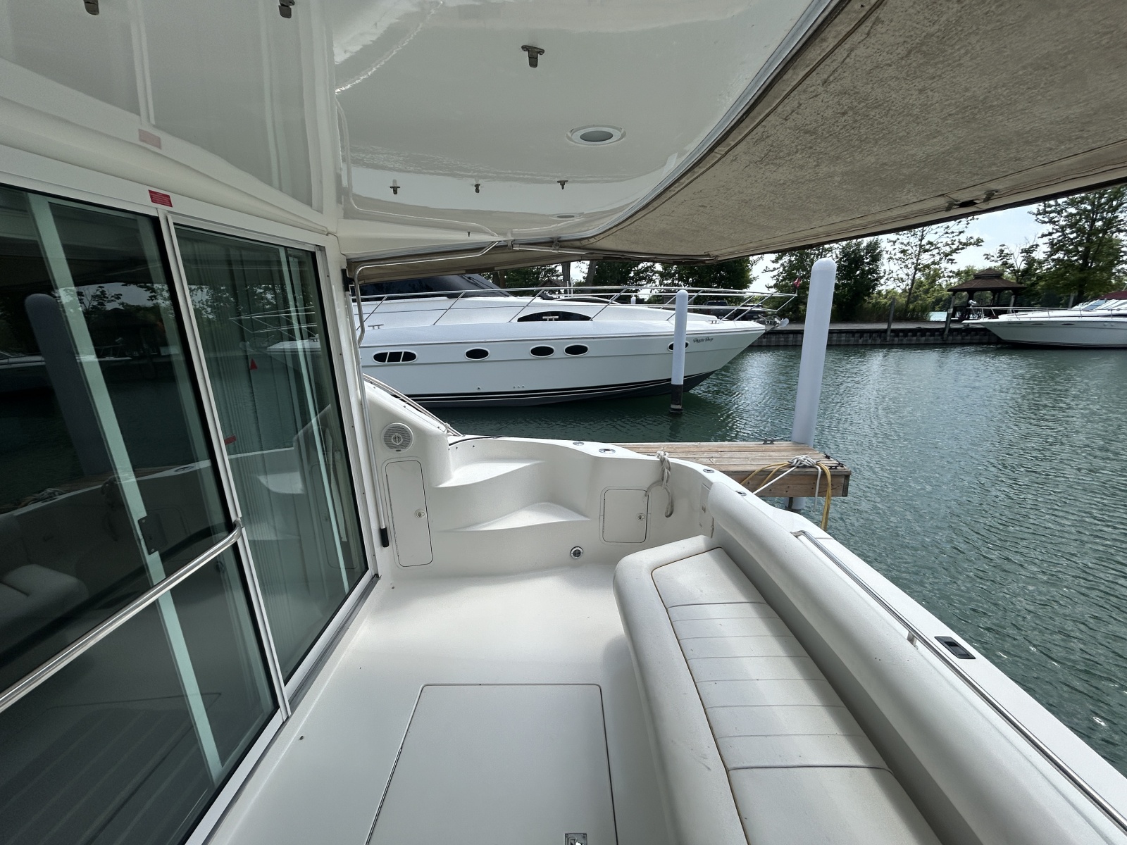 1999 Sea Ray 400 Sedan bridge
