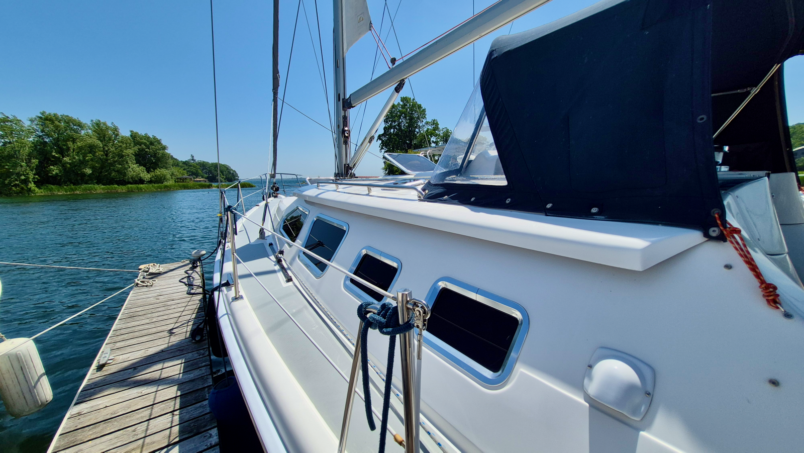 2006 Hunter 410 Deck Salon