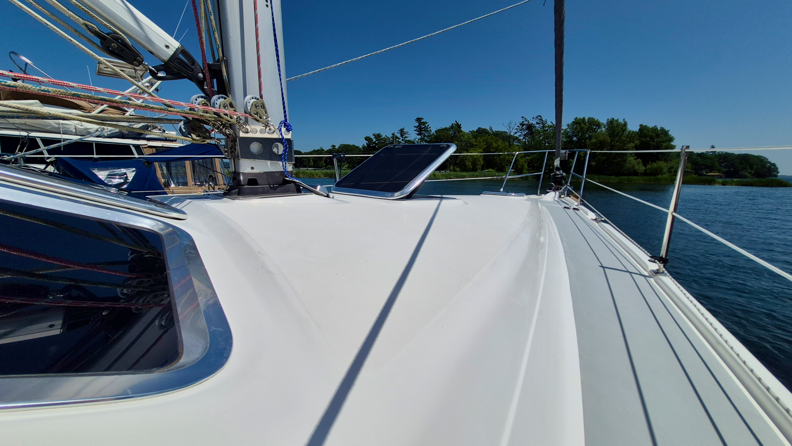 2006 Hunter 410 Deck Salon