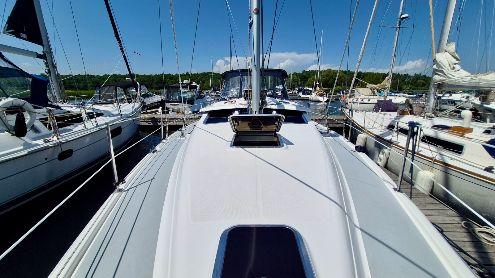 2006 Hunter 410 Deck Salon