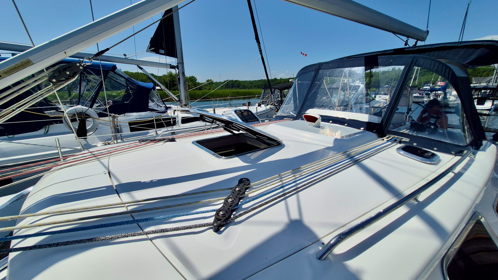 2006 Hunter 410 Deck Salon