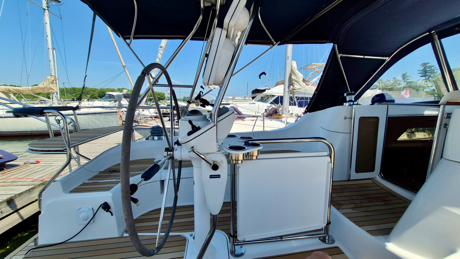 2006 Hunter 410 Deck Salon