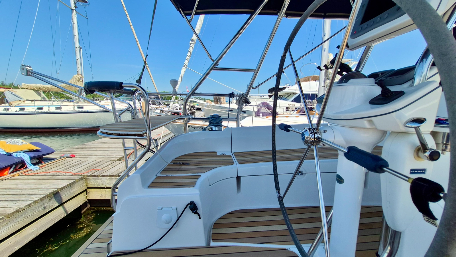 2006 Hunter 410 Deck Salon