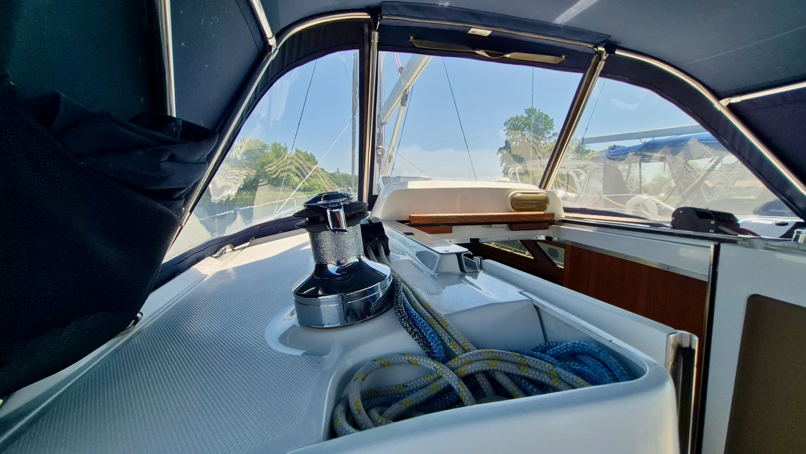 2006 Hunter 410 Deck Salon