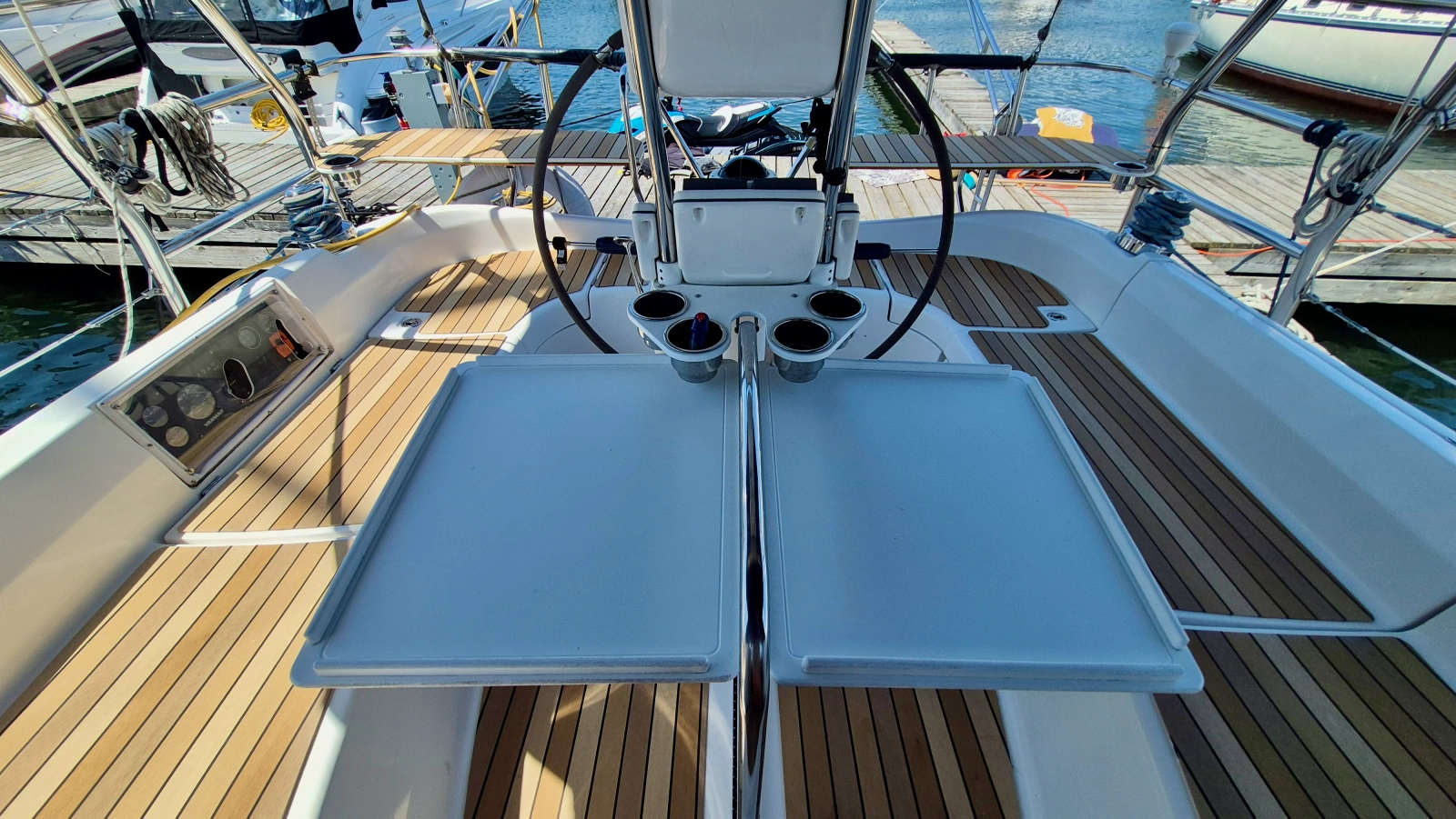2006 Hunter 410 Deck Salon