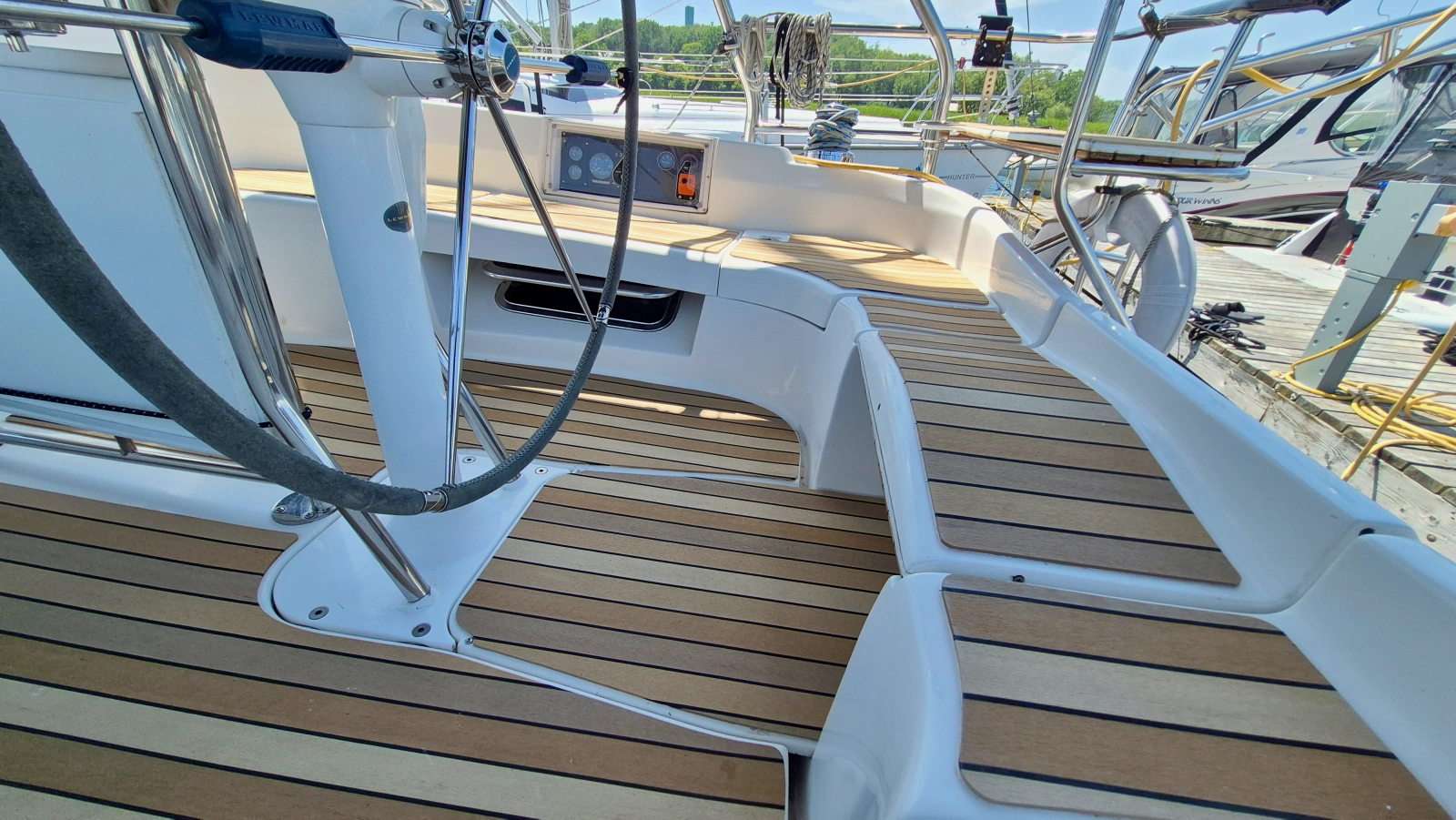 2006 Hunter 410 Deck Salon