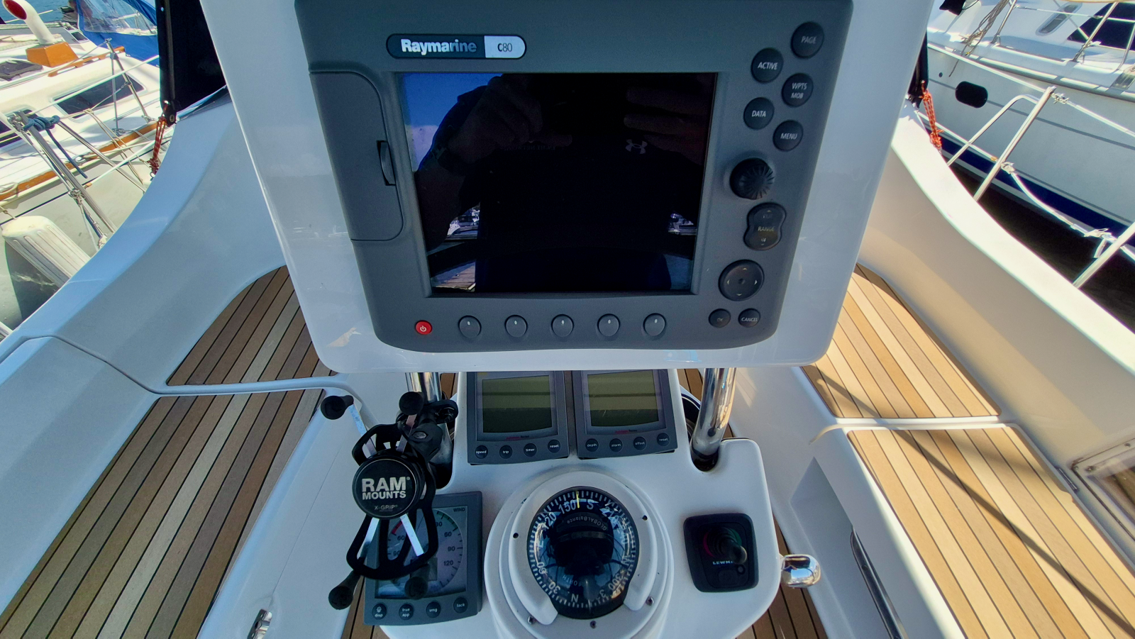 2006 Hunter 410 Deck Salon