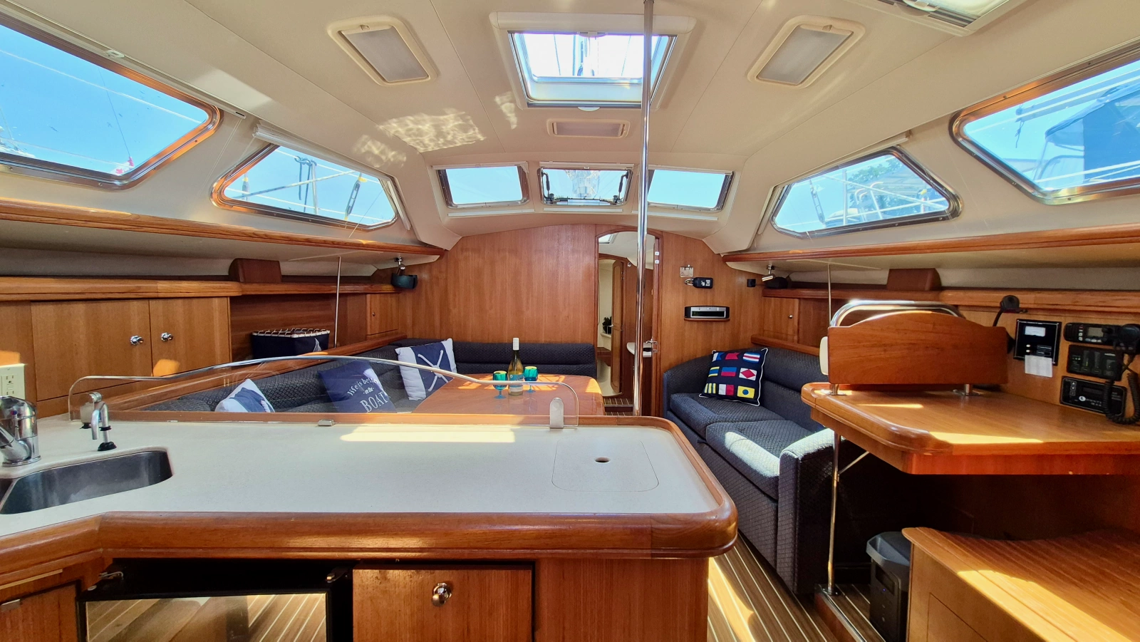 2006 Hunter 410 Deck Salon