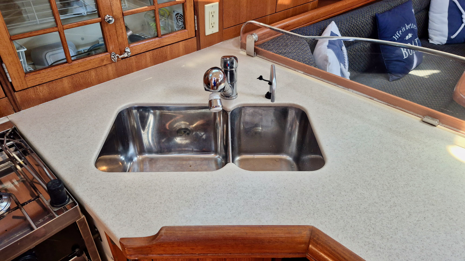 2006 Hunter 410 Deck Salon
