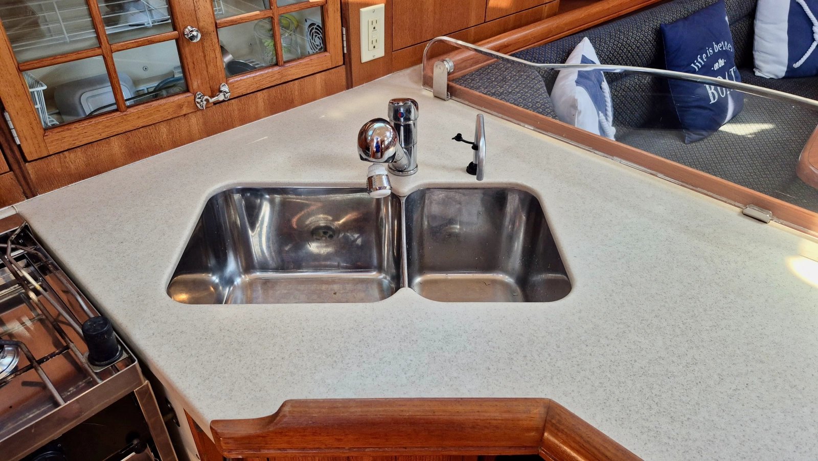 2006 Hunter 410 Deck Salon