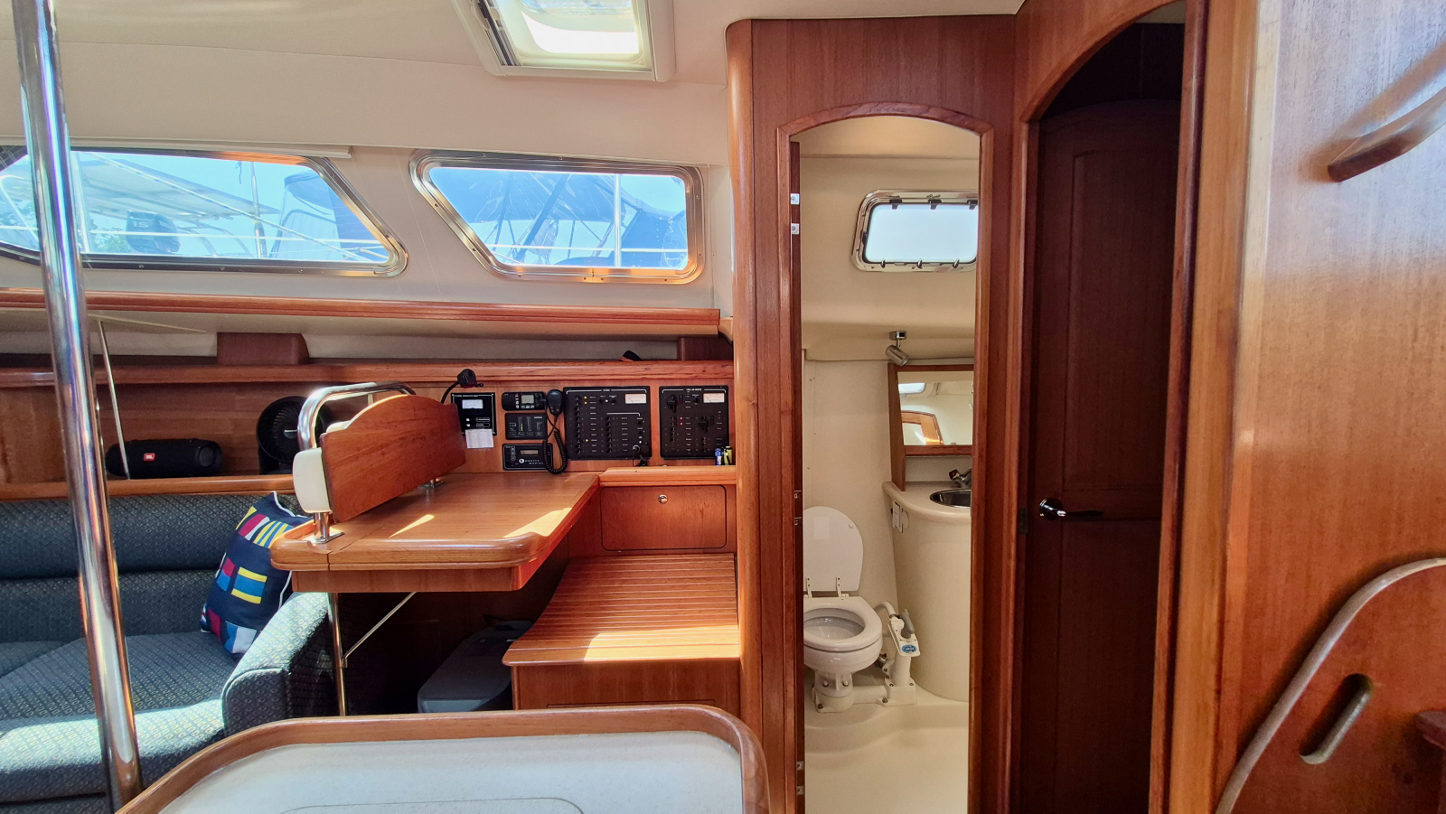 2006 Hunter 410 Deck Salon