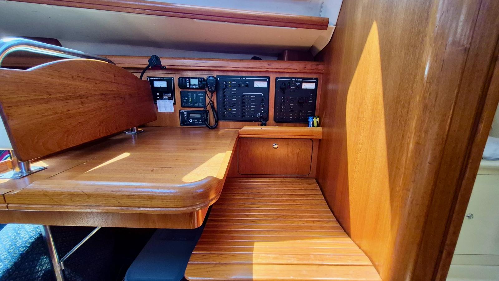 2006 Hunter 410 Deck Salon