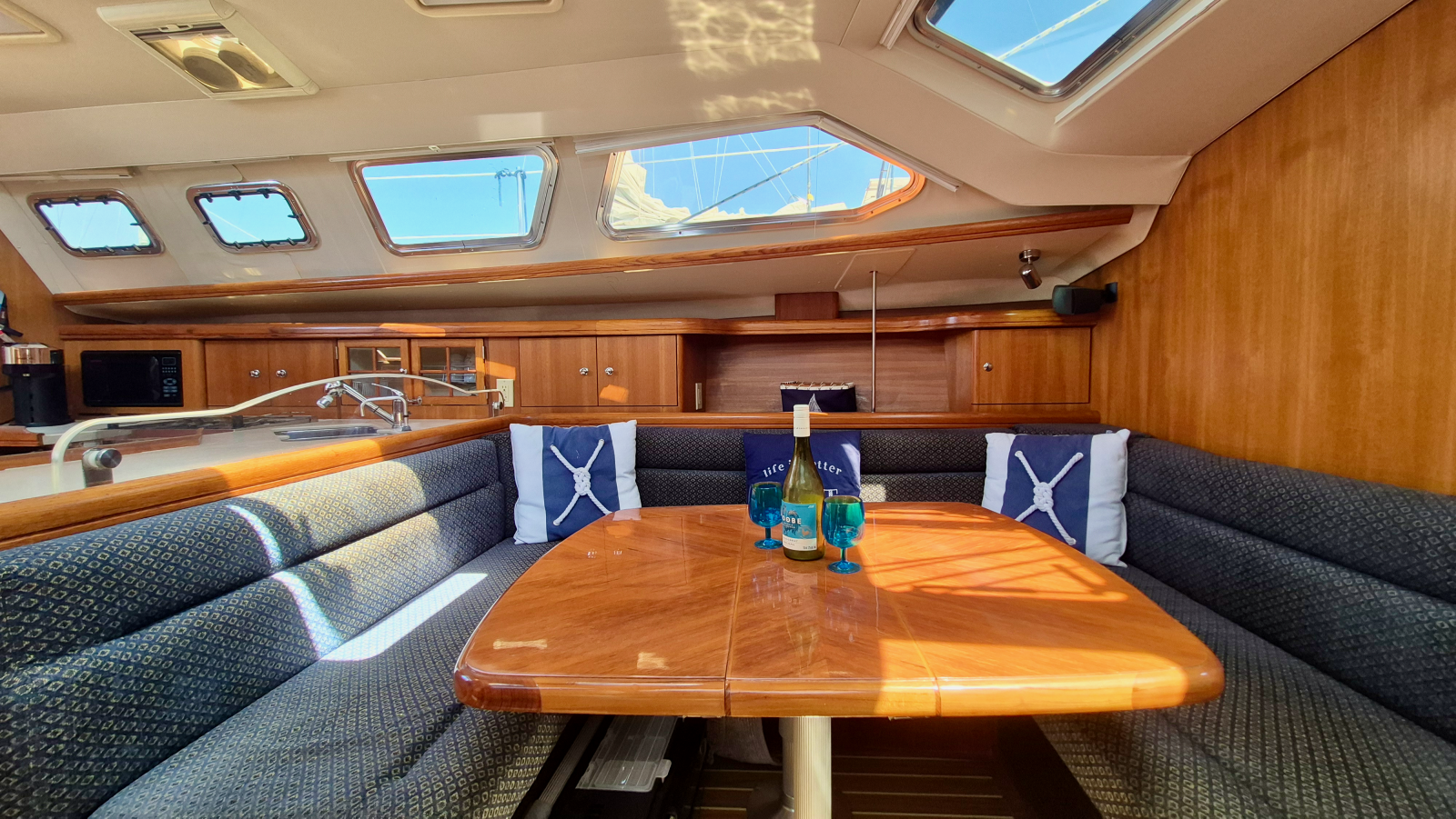 2006 Hunter 410 Deck Salon