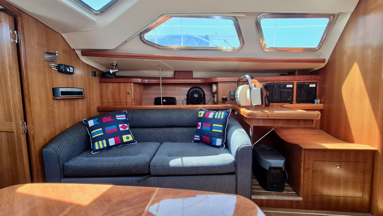 2006 Hunter 410 Deck Salon
