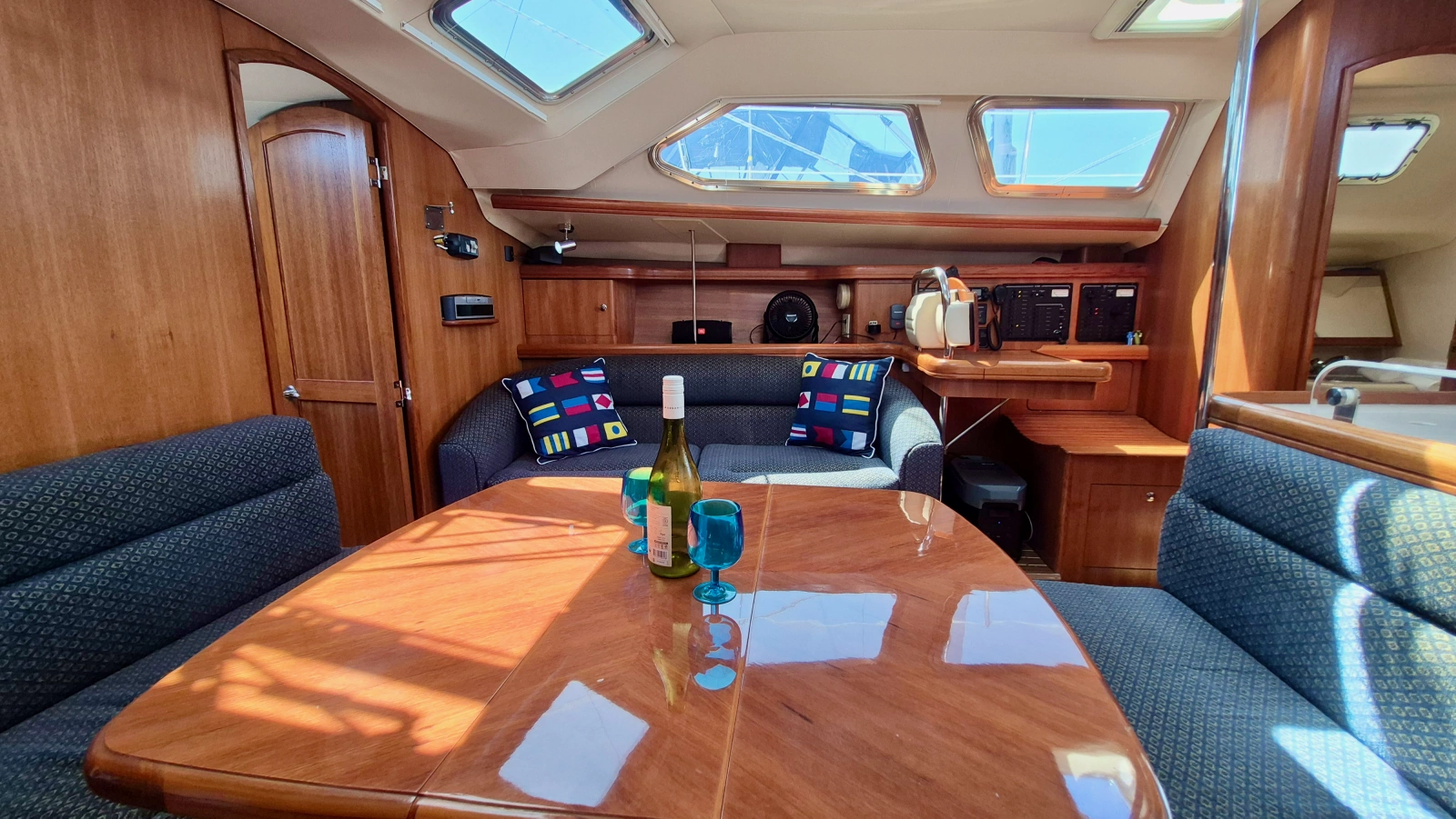 2006 Hunter 410 Deck Salon