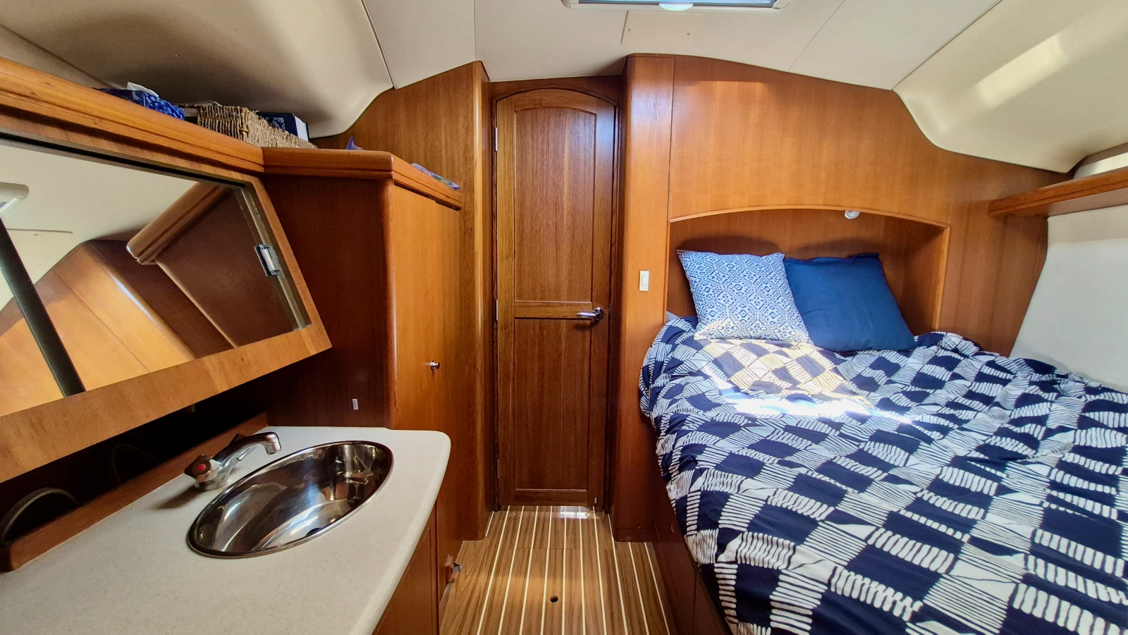2006 Hunter 410 Deck Salon