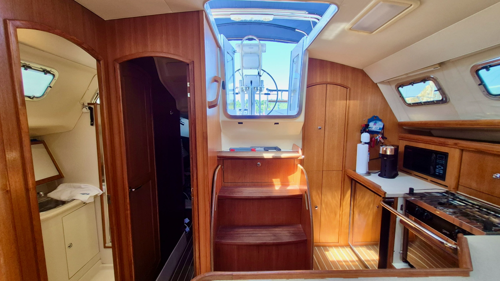 2006 Hunter 410 Deck Salon