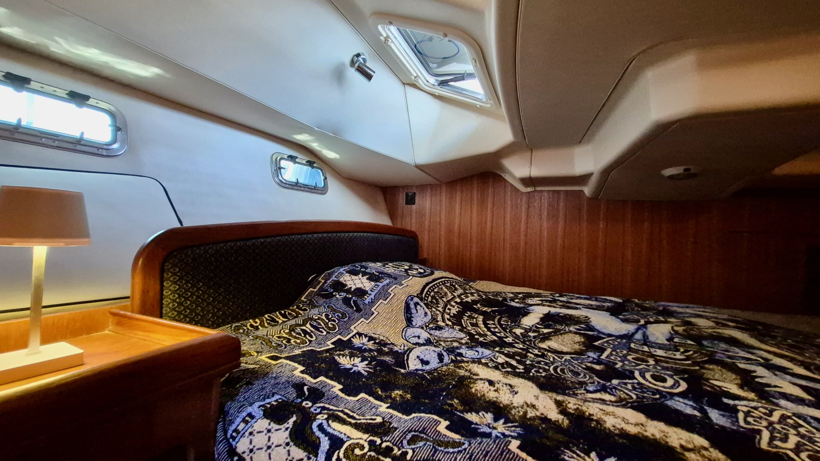 2006 Hunter 410 Deck Salon