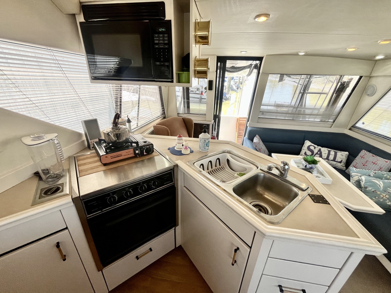 1996 Bayliner 3988 39