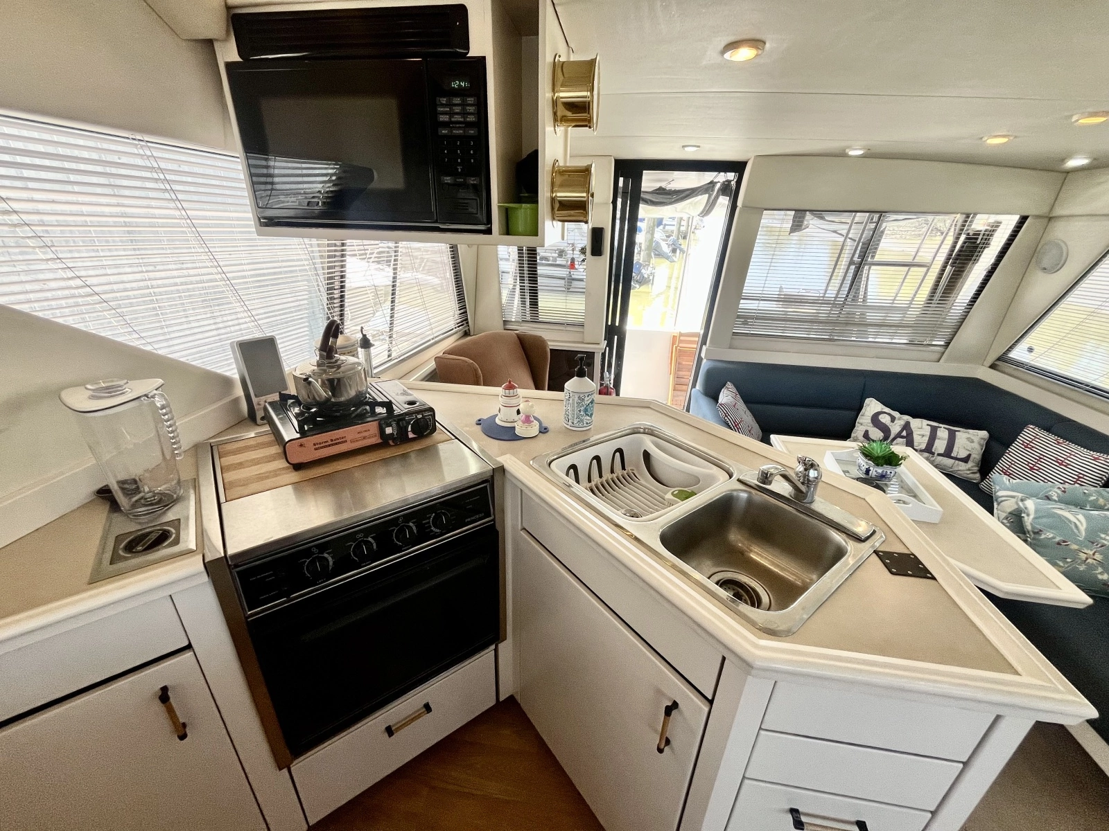 1996 Bayliner 3988 39