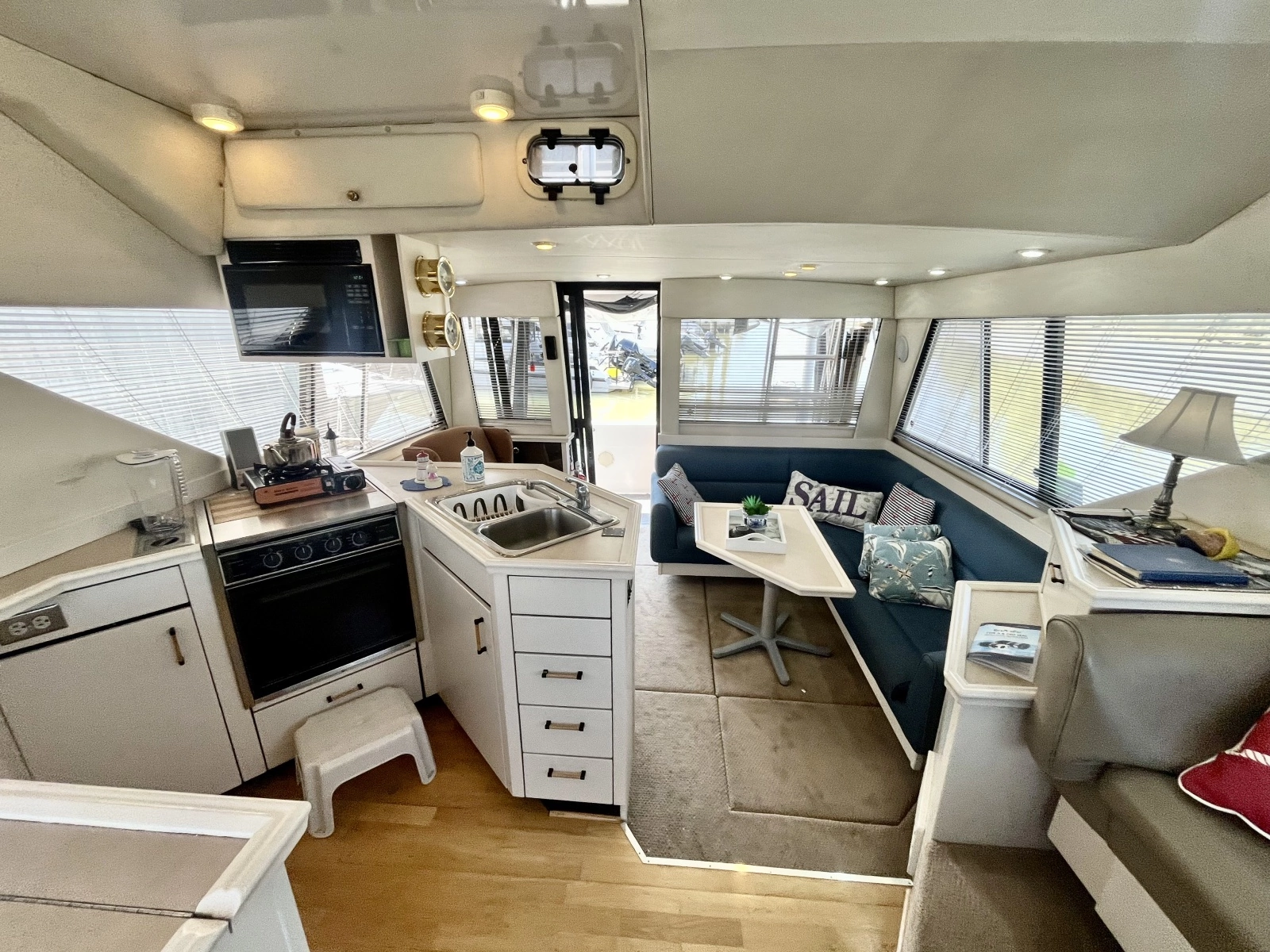 1996 Bayliner 3988 39