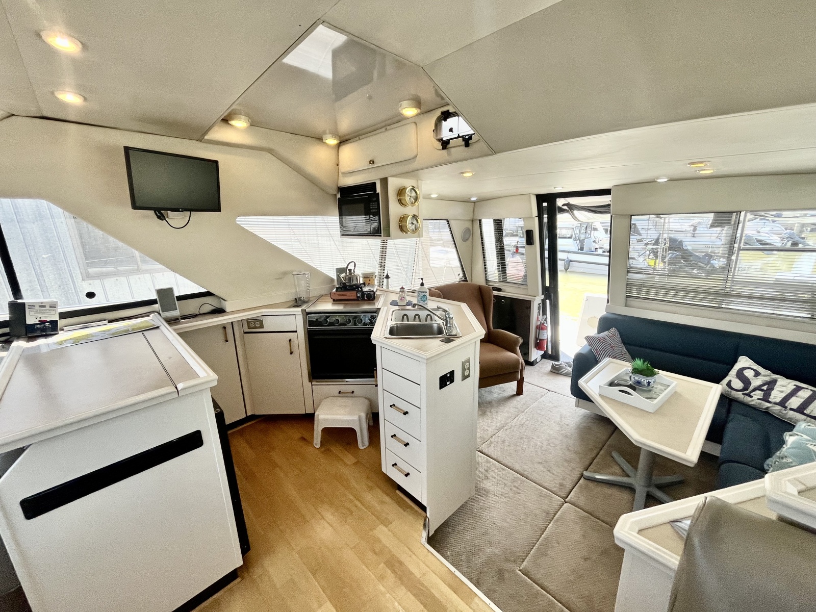 1996 Bayliner 3988 39