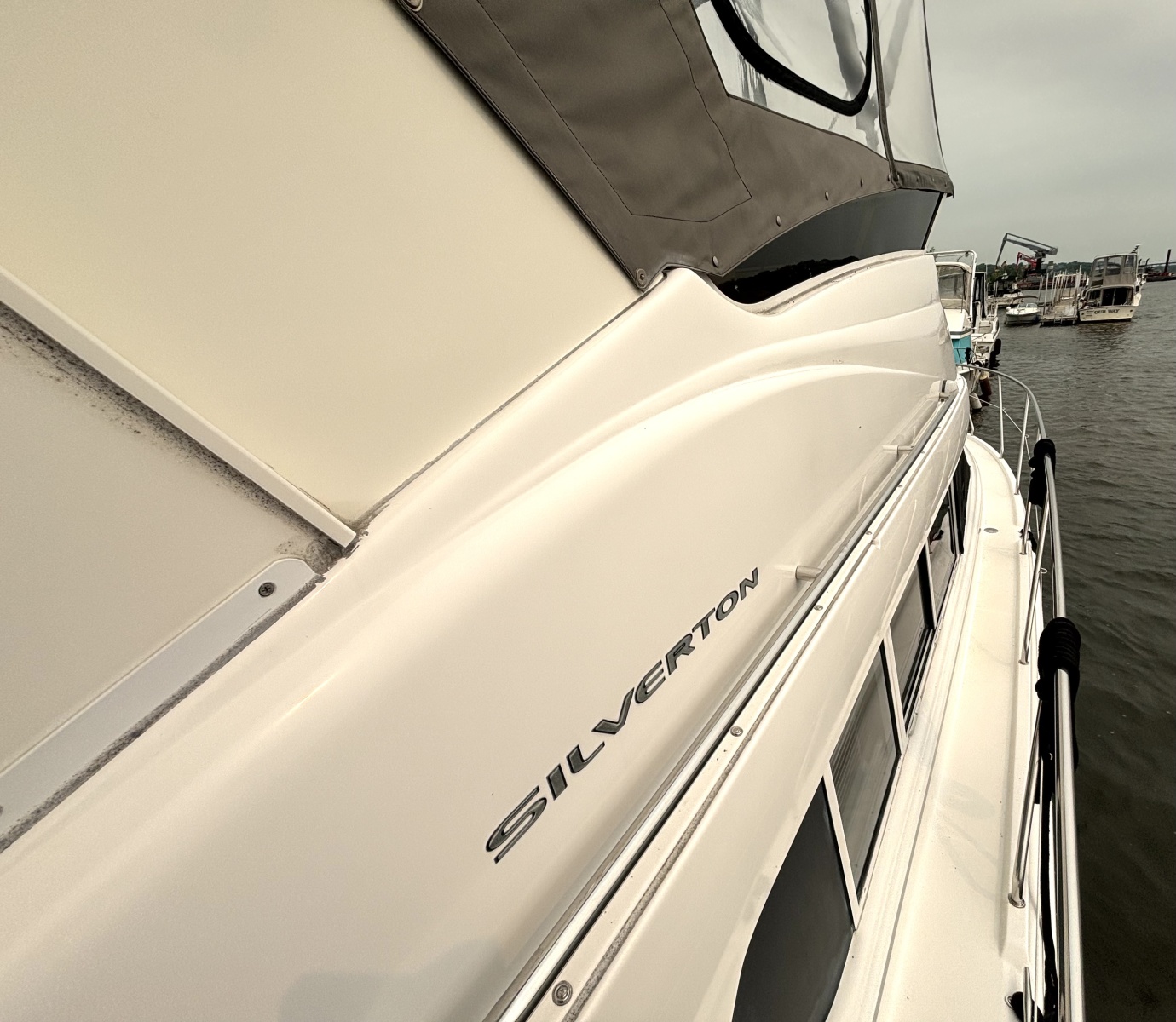 2000 Silverton 422 Motor Yacht