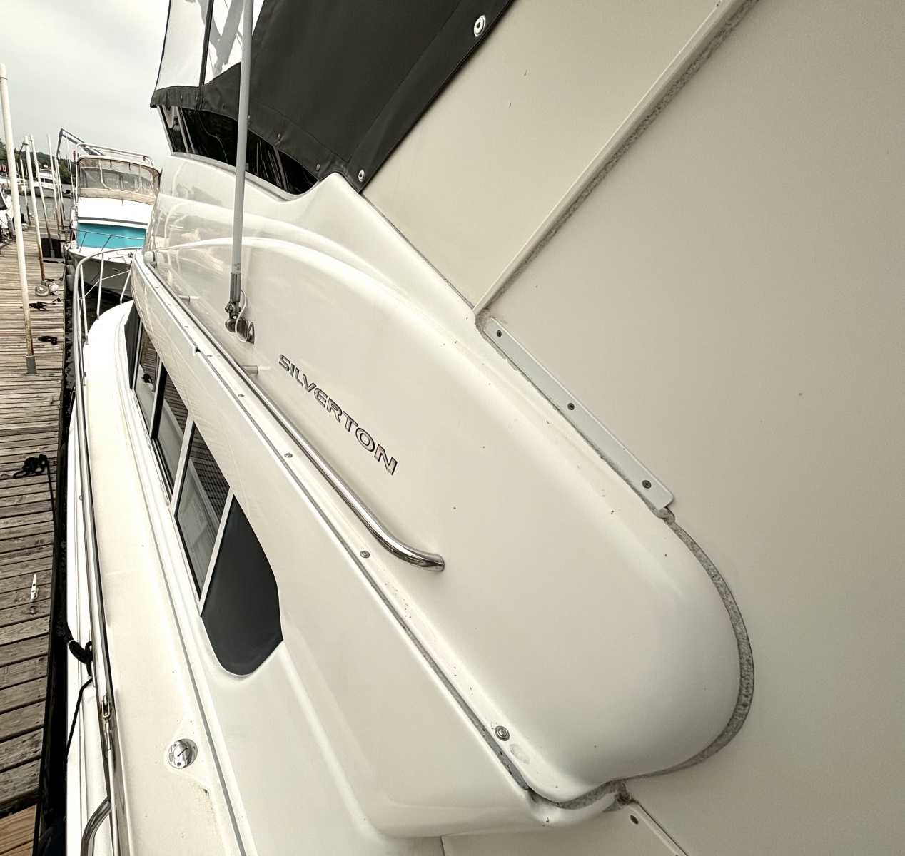 2000 Silverton 422 Motor Yacht