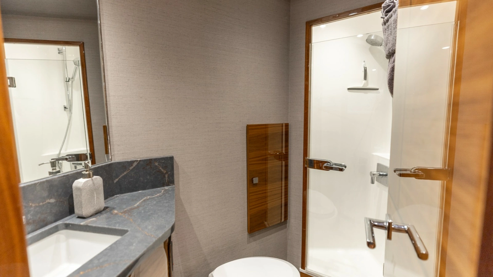 Elegantly Designed Guest Head