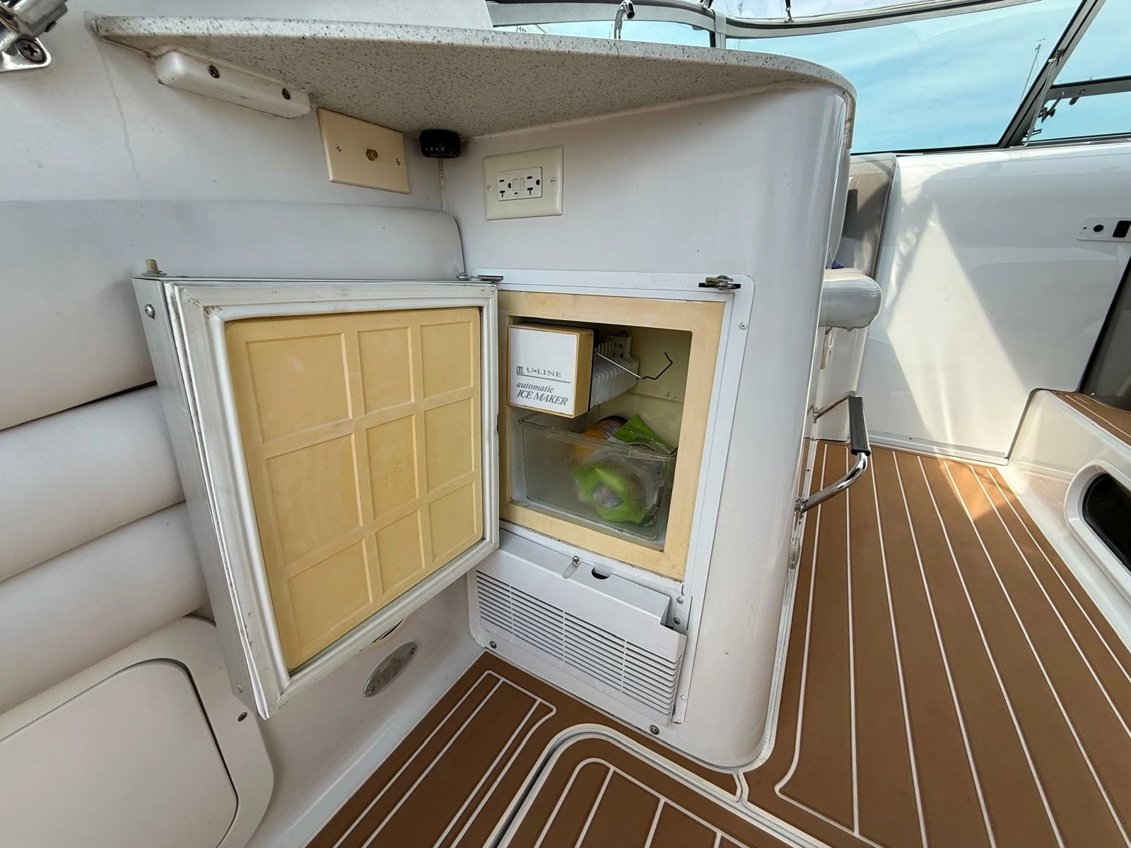 2001 Four Winns  328 Vista