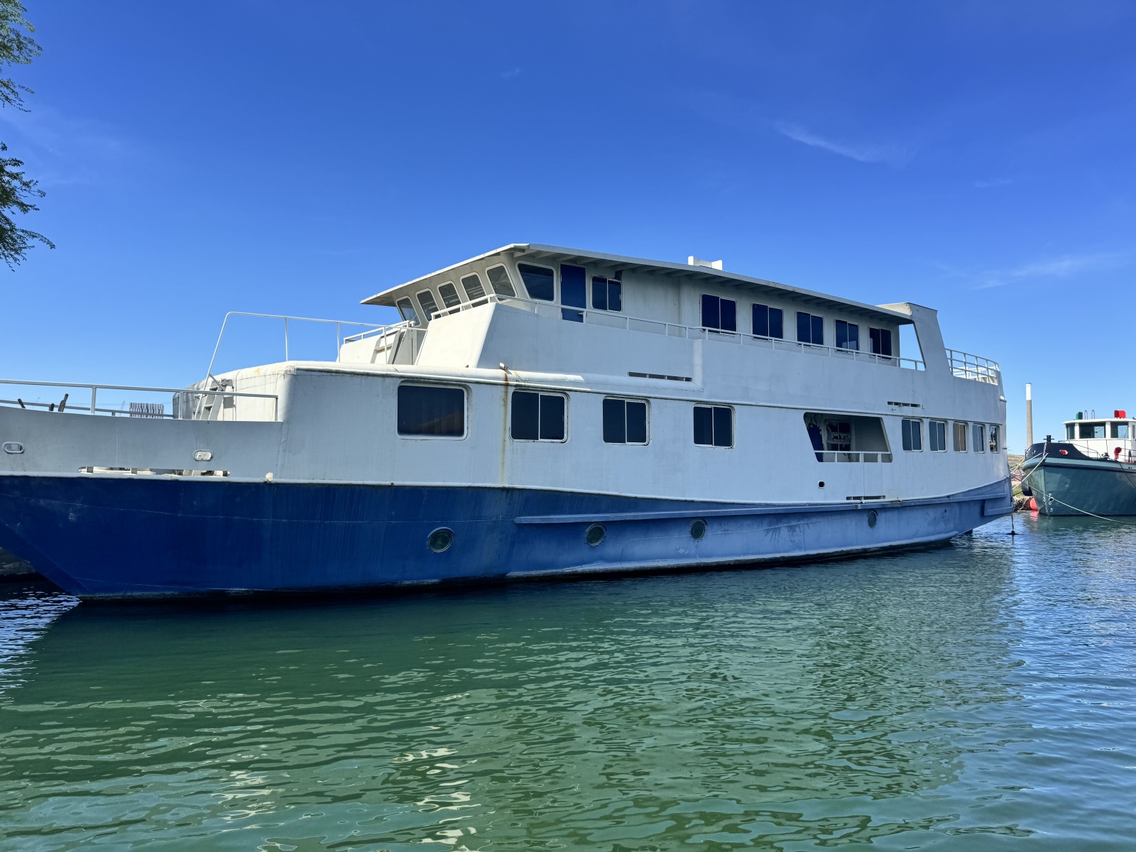 2001 Borealis 84' Custom