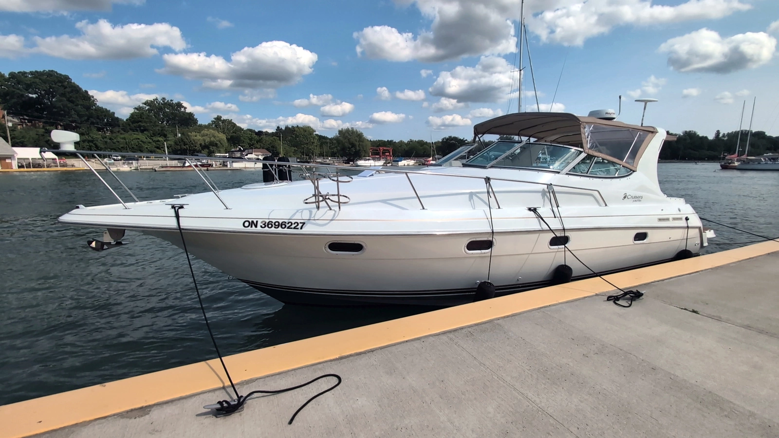 1990 Cruisers Yachts 3375