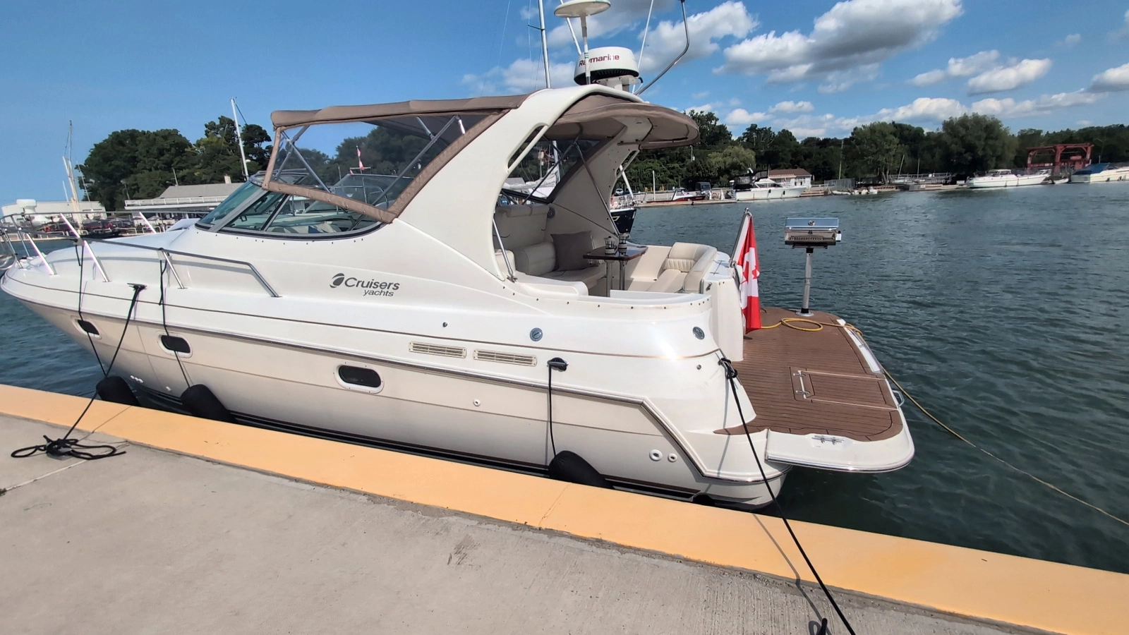 1990 Cruisers Yachts 3375