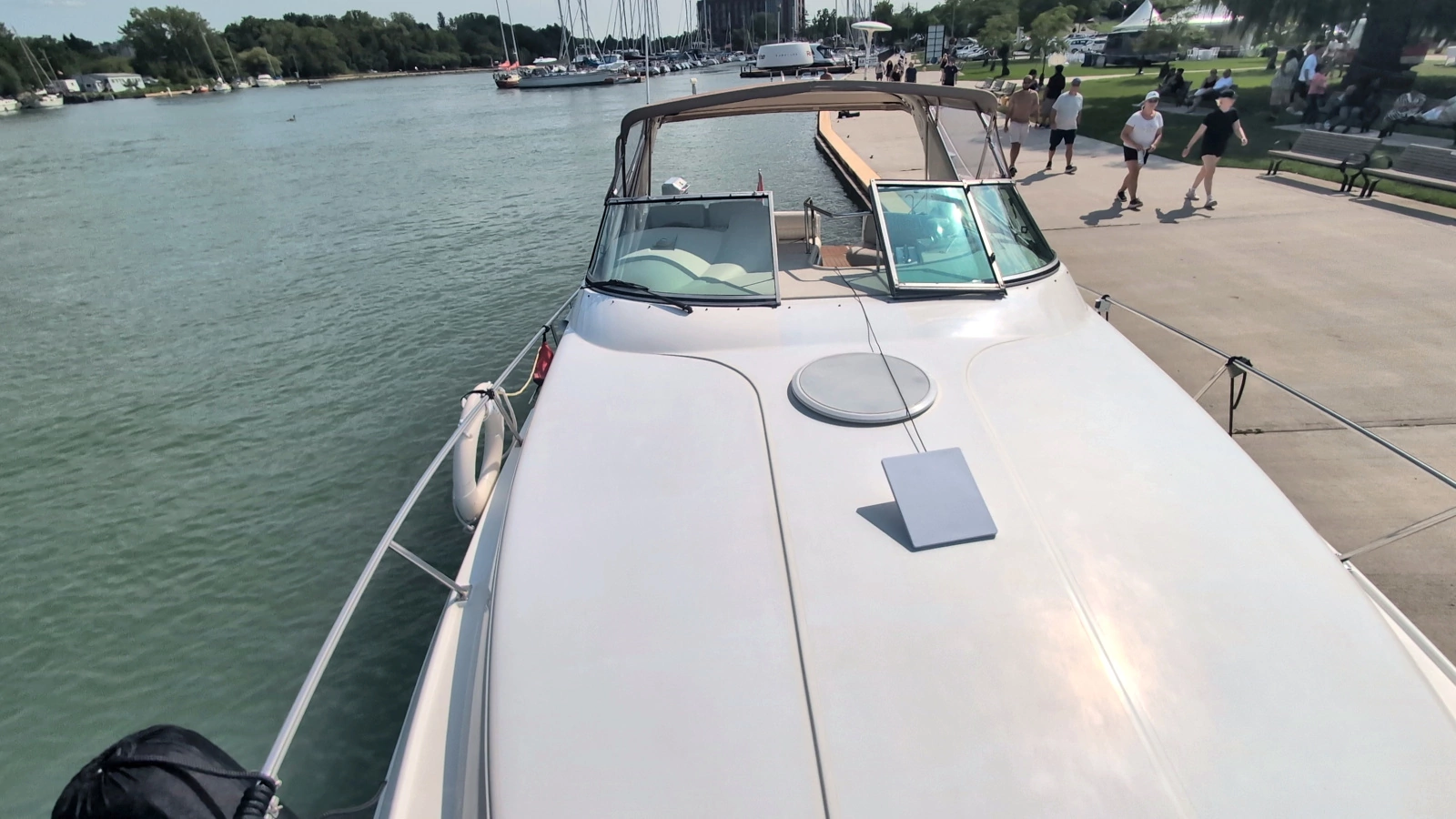 1990 Cruisers Yachts 3375