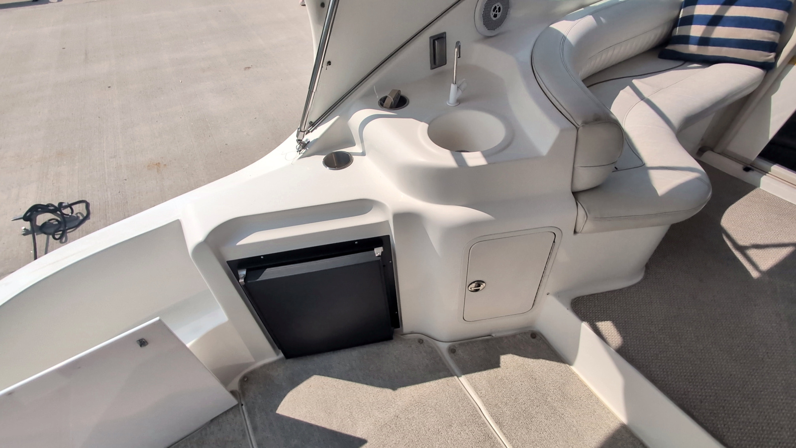 1990 Cruisers Yachts 3375
