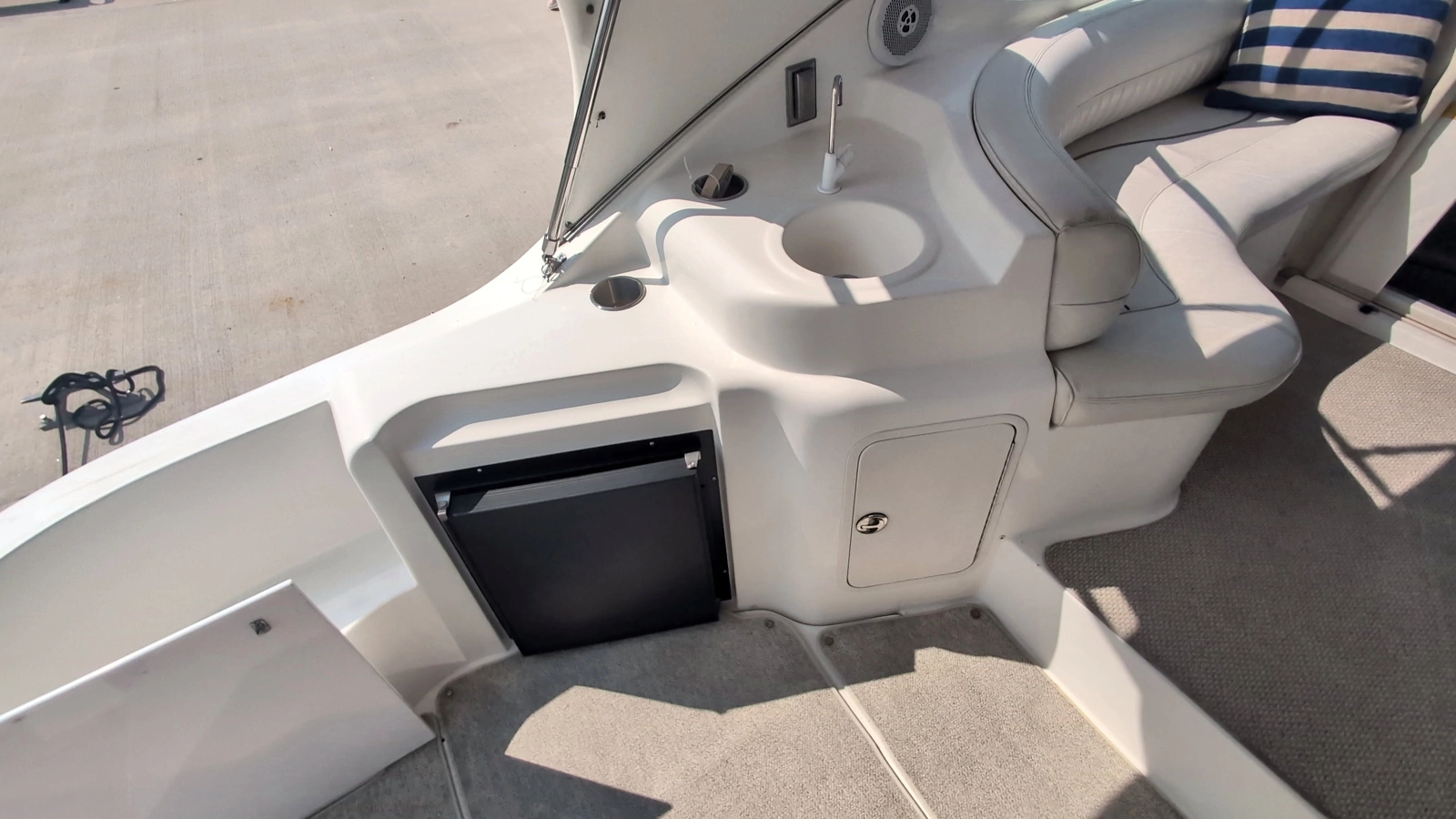 1990 Cruisers Yachts 3375