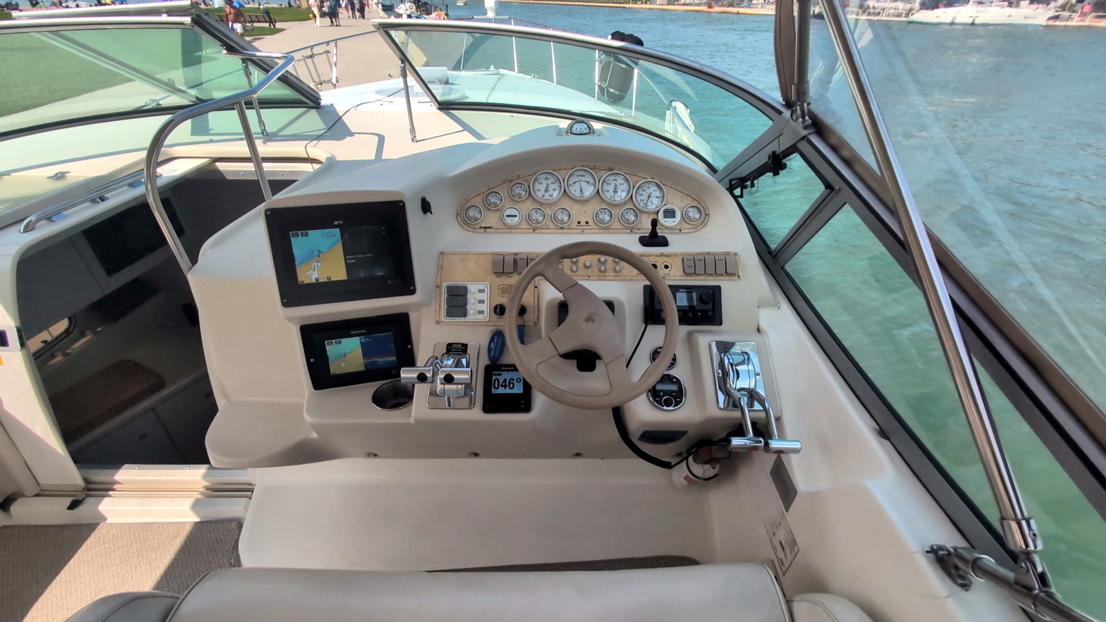 1990 Cruisers Yachts 3375
