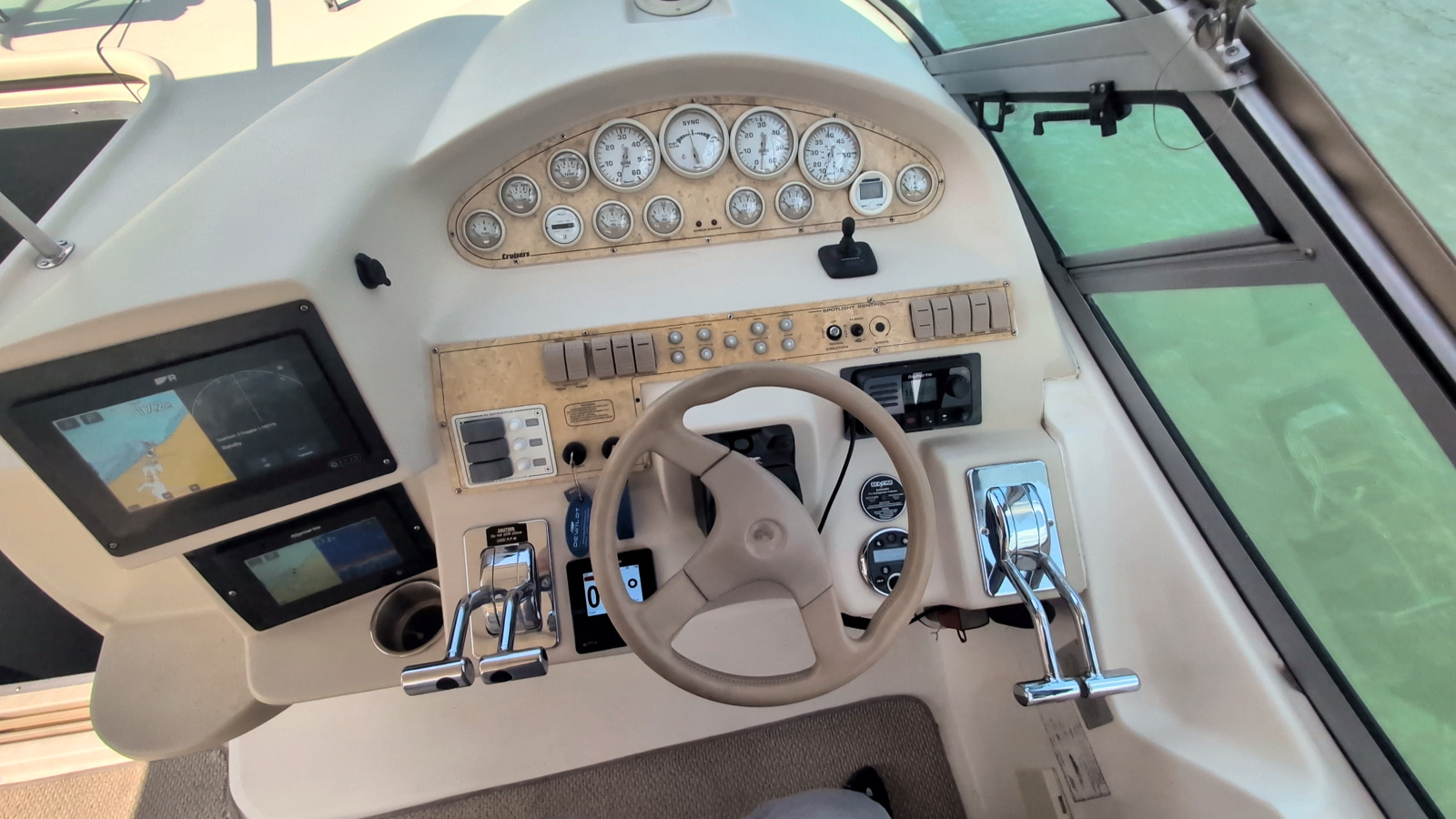 1990 Cruisers Yachts 3375
