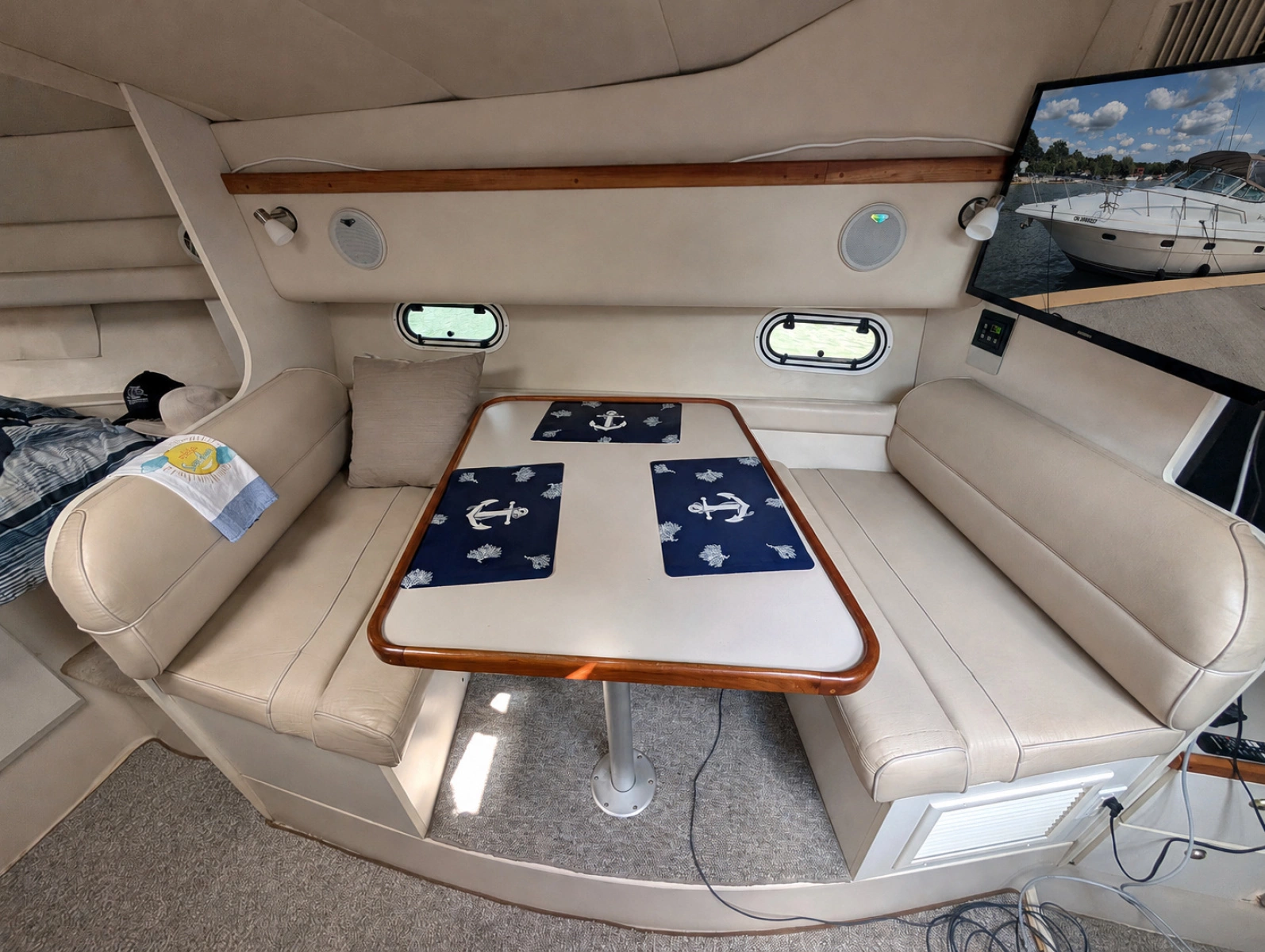 1990 Cruisers Yachts 3375