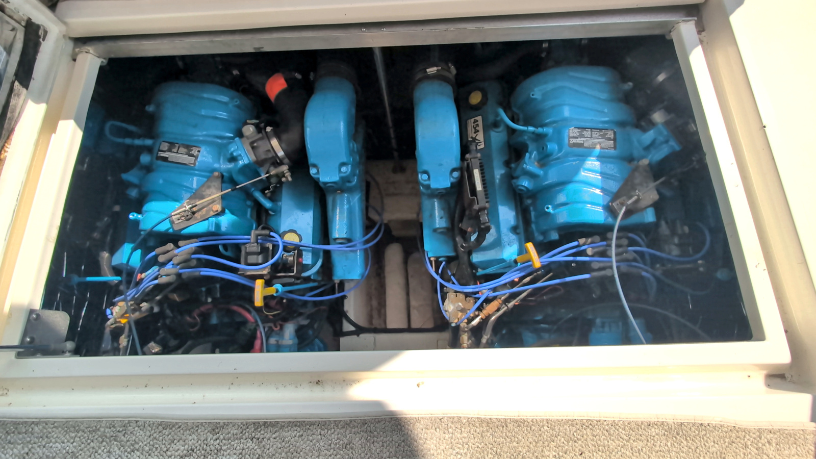 1990 Cruisers Yachts 3375