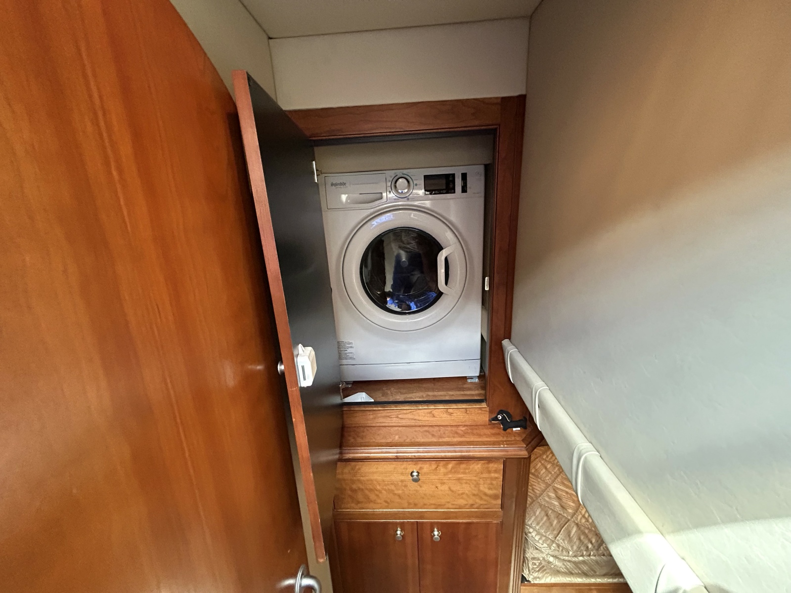 2007 Cruisers Yachts 455