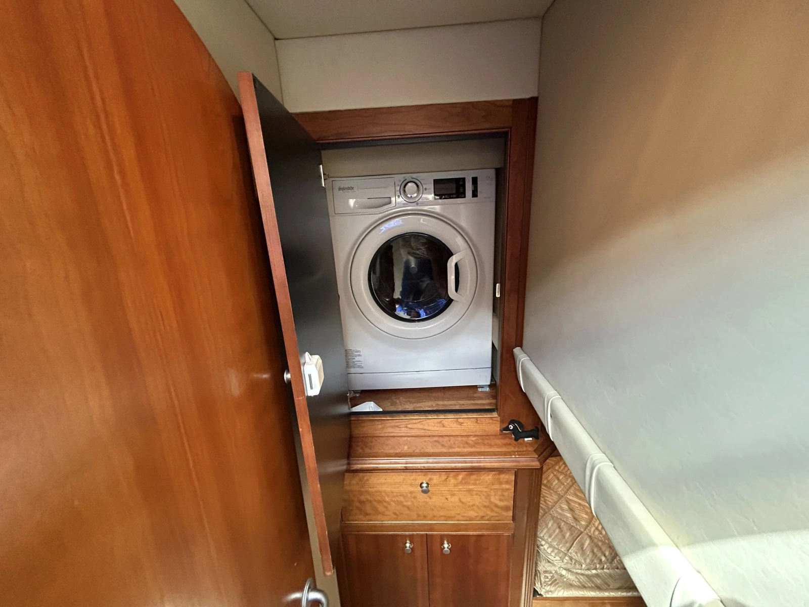 2007 Cruisers Yachts 455