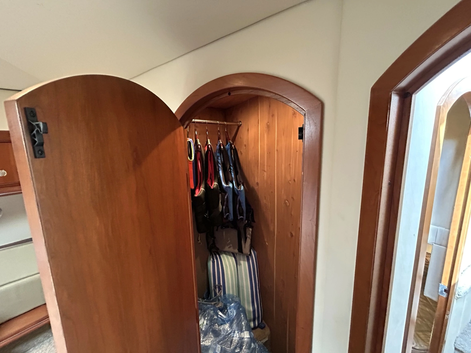 2007 Cruisers Yachts 455
